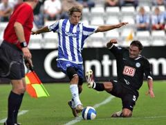 Tobias Grahn z Odense (uprostřed) atakovaný Sofianem Chahedem z berlínské Herthy.