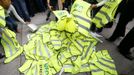 Members of German air carrier Lufthansa cabin crew union "UFO" leave their strike vests at a strike post as they finish the first day of their strike at the Fraport airport in Frankfurt, August 31. Lufthansa cancelled 64 flights at its main hub Frankfurt on Friday as cabin crew began the first of a series of strikes over pay and cost cuts in a busy holiday season. The eight-hour industrial action, following the breakdown of 13 months of negotiations between Germany's largest airline and trade union UFO, is due to end at 1100 GMT on Friday. REUTERS/Kai Pfaffenbach (GERMANY - Tags: BUSINESS EMPLOYMENT CIVIL UNREST TRANSPORT) Published: Srp. 31, 2012, 10:52 dop.