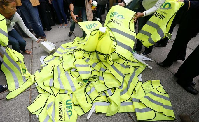 Members of German air carrier Lufthansa cabin crew union "UFO" leave their strike vests at a strike post as they finish the first day of their strike at the Fraport airport in Frankfurt, August 31. Lufthansa cancelled 64 flights at its main hub Frankfurt on Friday as cabin crew began the first of a series of strikes over pay and cost cuts in a busy holiday season. The eight-hour industrial action, following the breakdown of 13 months of negotiations between Germany's largest airline and trade union UFO, is due to end at 1100 GMT on Friday. REUTERS/Kai Pfaffenbach (GERMANY - Tags: BUSINESS EMPLOYMENT CIVIL UNREST TRANSPORT) Published: Srp. 31, 2012, 10:52 dop.