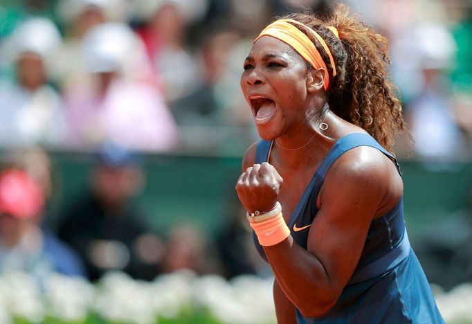 Serena Williamsová se raduje během osmifinále French Open 2013 proti Italce Robertě Vinciové.