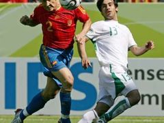 Španěl Michel Salgado (vlevo) bojuje o míč s Husseinem Sulaimanim ze Saúdské Arábie.