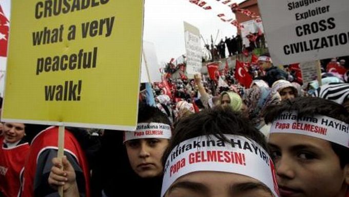 Na demonstraci proti příjezdu papeže do Turecka se dnes v Istanbulu sešlo dvacet tisíc lidí.