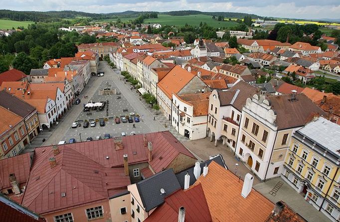 V městské památkové rezervaci Slavonice, přezdívané malá Telč, bydlí téměř 3000 obyvatel.