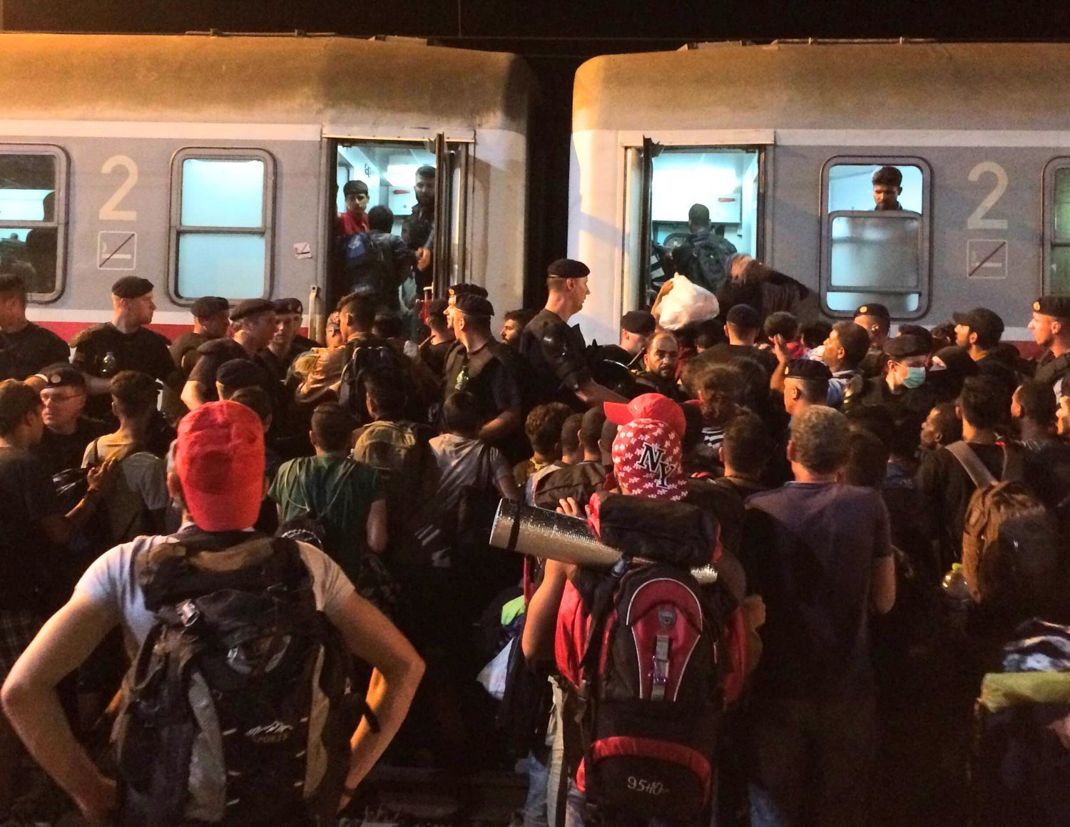 Uprchlíci bojují o místo ve vlaku do Záhřebu