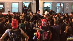 Uprchlíci bojují o místo ve vlaku do Záhřebu