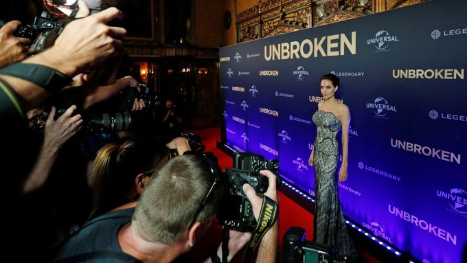 Angelina Jolie pózuje na červeném koberci na světové premiéře svého filmu "Nezlomný" v Sydney v roce 2014.