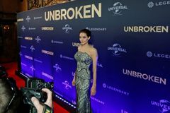 47 dní mezi žraloky, roky v pekle. Příběhu válečného hrdiny se ujala Angelina Jolie