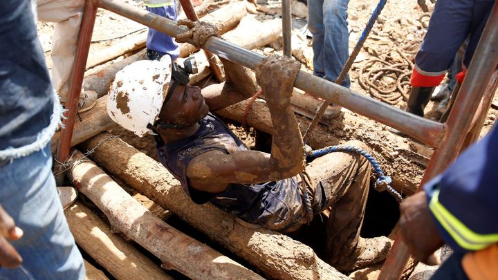 V zatopených zlatých dolech v Zimbabwe zemřelo přes 60 horníků