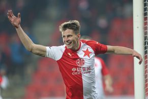 Rozbitá hlava, pyrotechnika zase v akci a uragán v závěru. Tak Slavia zdrtila Baník