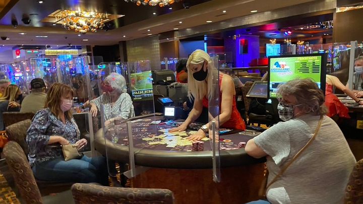 Město hříchů srazil covid na dno. Očkování vrátí do Vegas život, věří učitel krupiérů