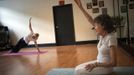 Yoga instructor Tao Porchon-Lynch leads a class in Hartsdale, New York, May 14, 2012. At 93 years old, Porchon-Lynch was named the world's oldest yoga teacher by Guinness World Records. REUTERS/Keith Bedford (UNITED STATES - Tags: SOCIETY) Published: Kvě. 14, 2012, 10:44 odp.