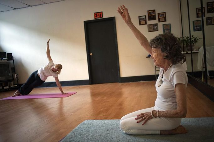 Yoga instructor Tao Porchon-Lynch leads a class in Hartsdale, New York, May 14, 2012. At 93 years old, Porchon-Lynch was named the world's oldest yoga teacher by Guinness World Records. REUTERS/Keith Bedford (UNITED STATES - Tags: SOCIETY) Published: Kvě. 14, 2012, 10:44 odp.