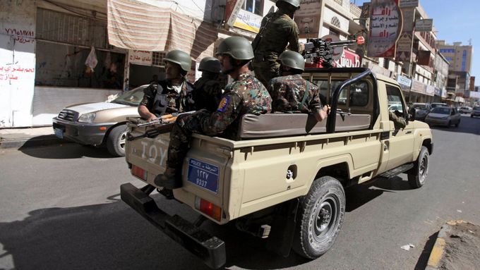 Jemenská armáda v ulicích metropole Saná