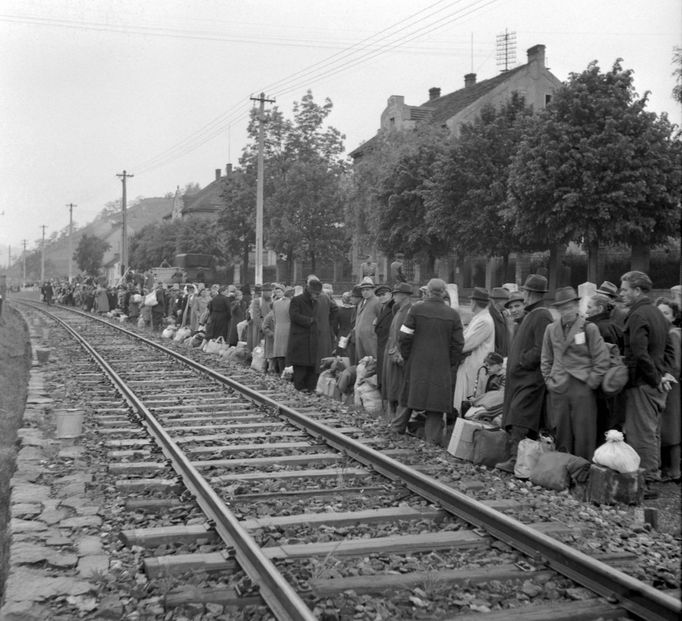 Odjezd pátého transportu Němců z Modřan do amerického okupačního pásma 16. května 1946.