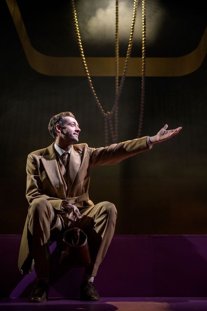 Radúz Mácha jako Karel Bovary.