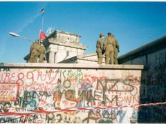 Část Berlínské zdi pokrytá nápisy, 16. listopadu 1989.