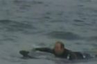Video: Tonoucího klokana zachránil surfař