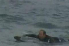 Video: Tonoucího klokana zachránil surfař
