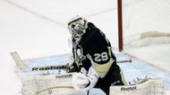 Marc-Andre Fleury - Brankář Pittsburghu vyrobil pořádnou minelu, když vyrazil střelu Alexandera Edlera z poloviny hřiště nad sebe a kotouč ho přeloboval do brány.