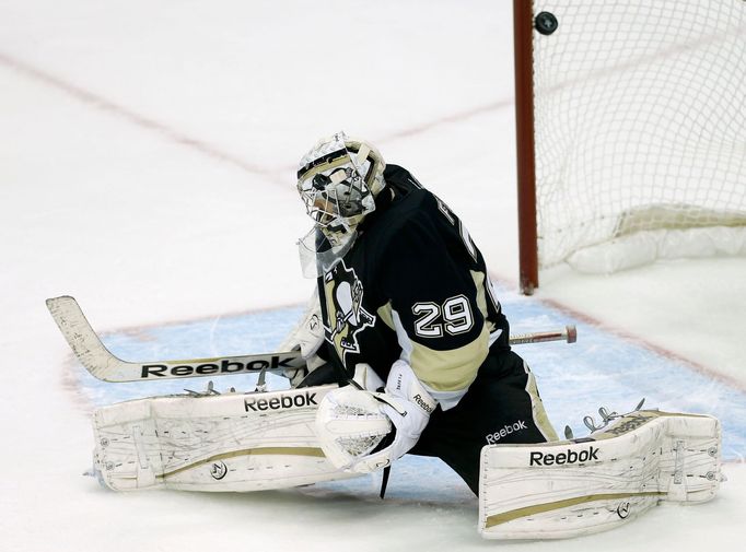 Pittsburgh Penguins - Boston Bruins (Fleury inkasuje branku na 1:6 od Boytchuka)