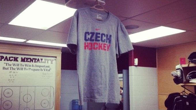 V kabině Red Deer Rebels (týmu Brenta Suttera, kouče kanadské juniorky) pod stropem visí české tričko. Kanaďany tam takhle popichuje gólman Patrik Bartošák.