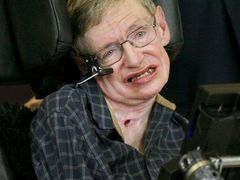 Světoznámý fyzik Stephen Hawking je ochrnutý, protože v jeho míše zanikají buňky. I při této chorobě snad časem půjde míchu 