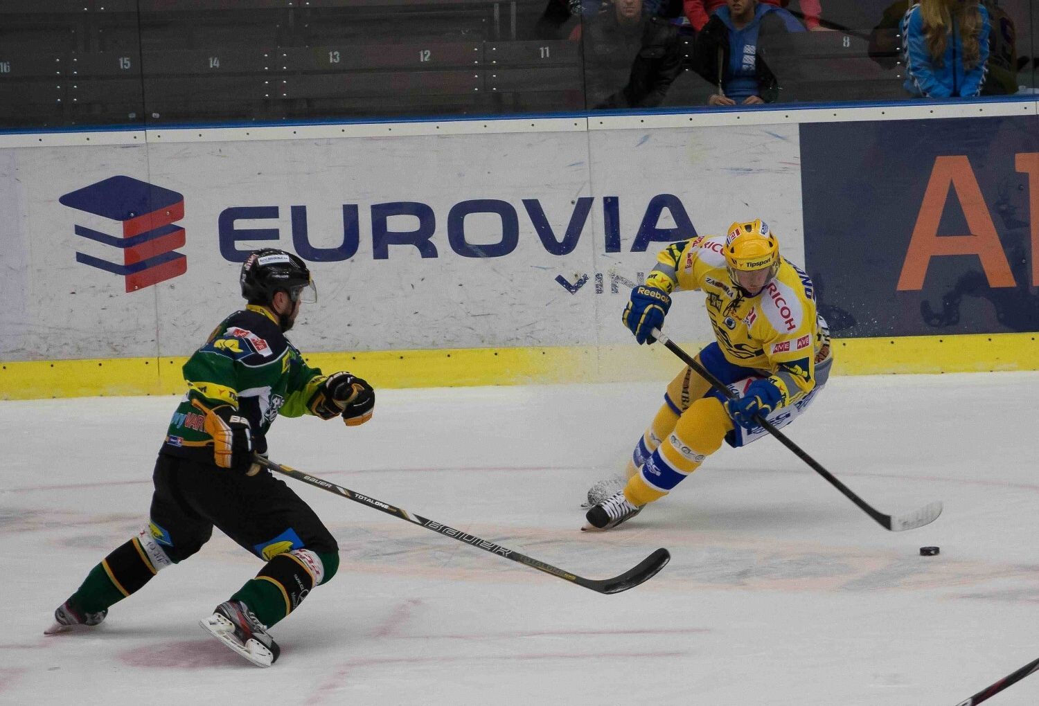 Hokej, extraliga, Zlín - Karlovy Vary: Jiří Ondráček (vpravo) -  Radim Bičánek