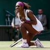Serena Williams v utkání proti Číňance Zhengové na Wimbledonu