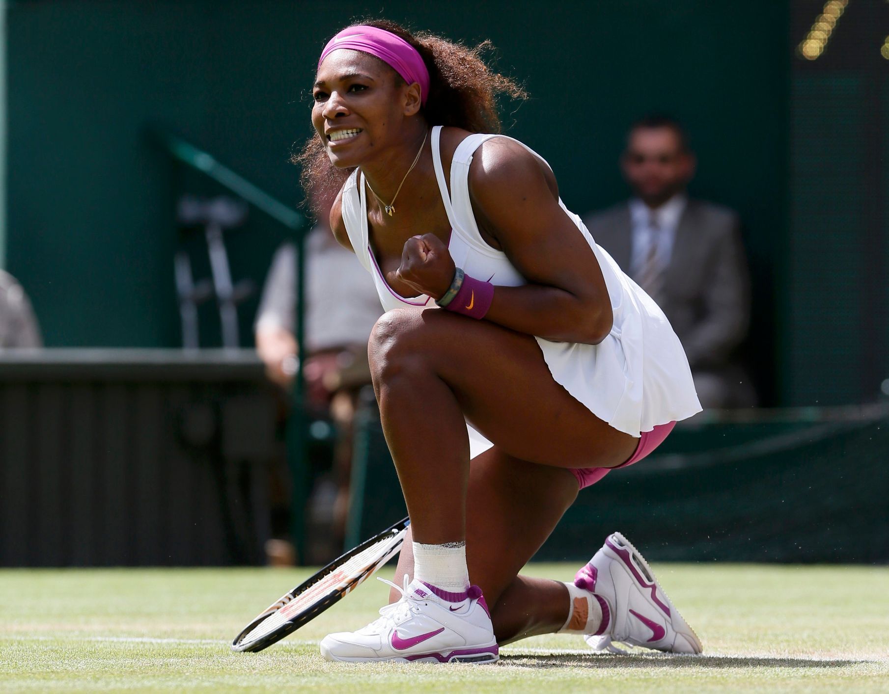 Serena Williams v utkání proti Číňance Zhengové na Wimbledonu