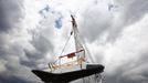 Crews hoist the Space Shuttle Enterprise onto the deck of the Intrepid Sea, Air and Space Museum in New York June 6, 2012. REUTERS/Eric Thayer (UNITED STATES - Tags: SCIENCE TECHNOLOGY TRANSPORT) Published: Čer. 6, 2012, 8:46 odp.