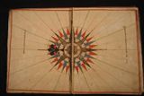 Titulní větrná růžice s údaji o autorství námořního atlasu. Soubor sedmi listů vznikl v roce 1563. Vytvořil ho Jaume Olives, člen věhlasné katalánské rodiny kartografů.