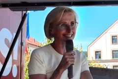 Z duelu se stalo objetí. Okamura s Konečnou uzavřeli v televizi pakt o neútočení