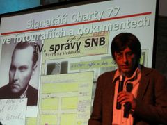 Historik Petr Blažek ukázal unikátní fotografie z archivu STB na kterých se poznávali mnozí z přítomných.