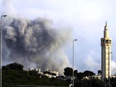 Nad Ghoubayri, jižně od Bejrútu, stoupá dým po zásahu izraelské rakety.