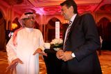 Večer se pak událost oslavila v hotelu Intercontinental v Abú Dhabí. Dobře se bavil i Ali Saleh, viceprezident pro distribuci a aliance Etihad Airways (na snímku vlevo).