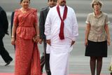 Prezident Srí Lanky Mahinda Radžapaksa při slavnostním přivítání na letišti v Havaně.