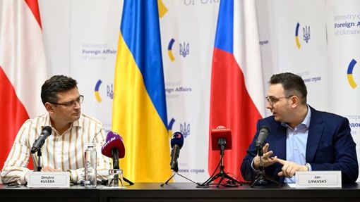 Ministr zahraničí Jan Lipavský (vpravo) a jeho ukrajinský protějšek Dmytro Kuleba se sešli v Kyjevě.