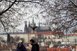 Jindy plná vyhlídka na Pražský hrad na Smetanově nábřeží.
