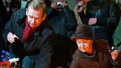 17. listopad - Havel zapaluje svíčku