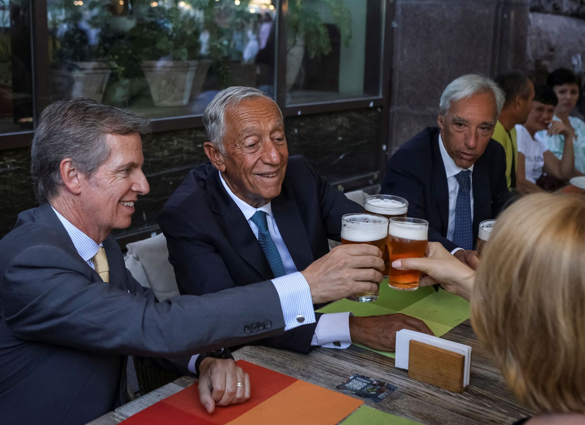 Portugalský prezident Marcelo Rebelo de Sousa (uprostřed) si dal v Kyjevě pivo.