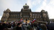 Na pódiu demonstrace sestaveném přímo na schodech Národního muzea se vystřídala řada řečníků včetně například zpěváka Aleše Brichty. Jeden z vystupujících nazýval Baracka Obamu "černým muslimem v Bílém domě."