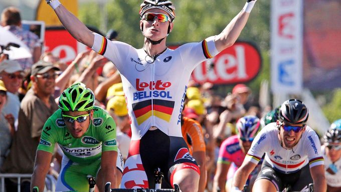 Šestou etapu Tour de France vyhrál André Greipel, Peter Sagan potřetí druhý (vlevo v zeleném)