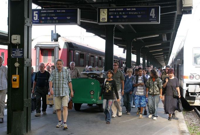 Z práce nebo do školy. Každou chvíli se po některém z nástupišť prožene vlna cestujících.