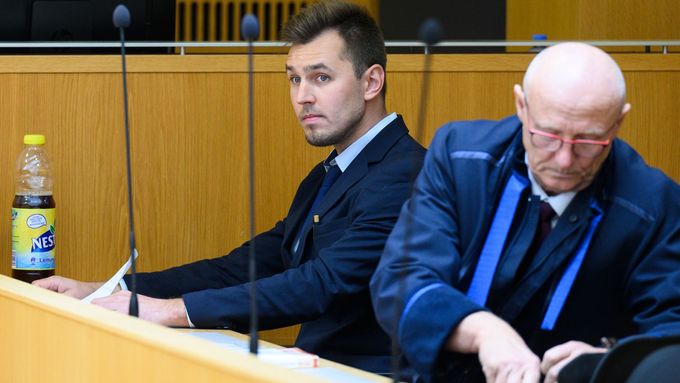 Řidič tramvaje Daniel Bejvl (vlevo), který vykázal z vozu ukrajinský pár s dítětem, čeká na začátek jednání u Obvodního soudu pro Prahu 10, 17. září 2025, Praha. Policie