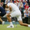 Srbský tenista Novak Djokovič po pádu v semifinálovém utkání Wimbledonu 2012 se Švýcarem Rogerem Federerem.