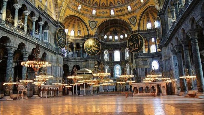 Interiér istanbulského muzea. 900 let bylo chrámem, 500 let mešitou. A dál?