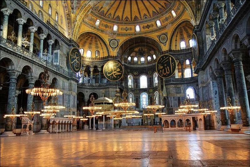Interiér istanbulského muzea. 900 let byl chrámem, 500 let mešitou. A dál?