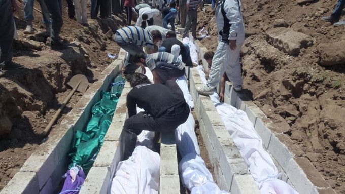 Hromadné pohřbívání obětí masakru.