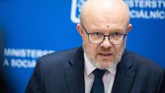 Ministr zdravotnictví Vlastimil Válek na tiskové konferenci ke krizi ve zdravotnictví, Mladí lékaři, zdravotnictví, krize
