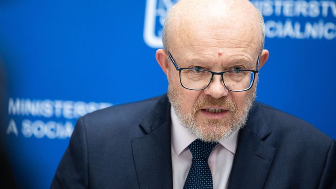 Ministr zdravotnictví Vlastimil Válek na tiskové konferenci.